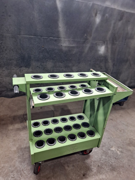 Carro com 33 suportes para cone ISO50