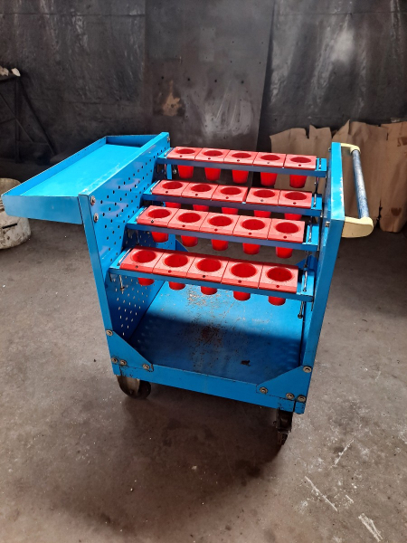 Carro com 20 suportes para cone ISO50