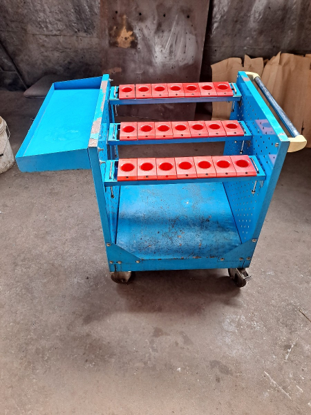 Carro com 21 suportes para cone ISO40